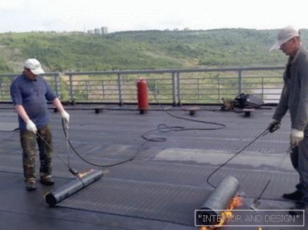 Как да поставите покривен материал на покрива