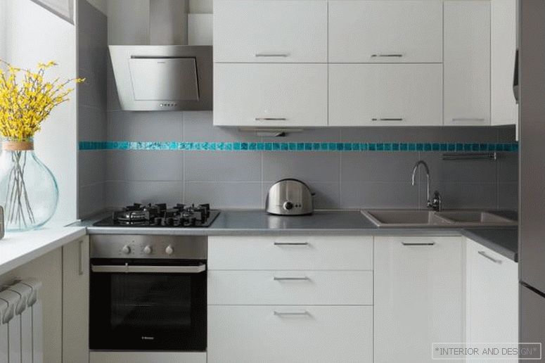 Бяла кухня със сива престилка и мозайка (Анна Елина, Москва) 1
