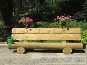 Дървена пейка за градината