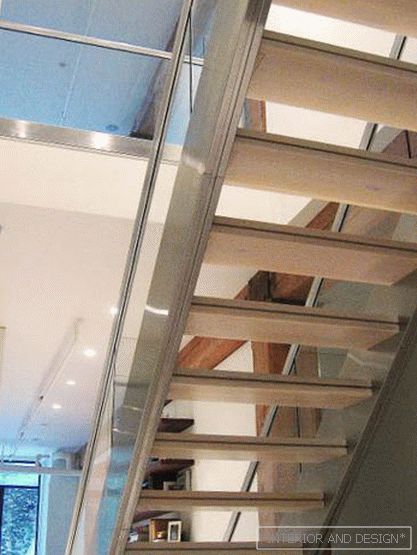 Проектирайте метални стълби до втория етаж