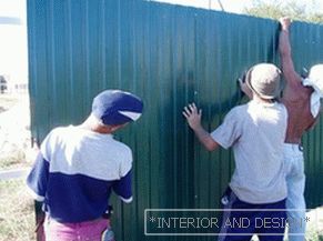 Монтаж на метален профил за оградата